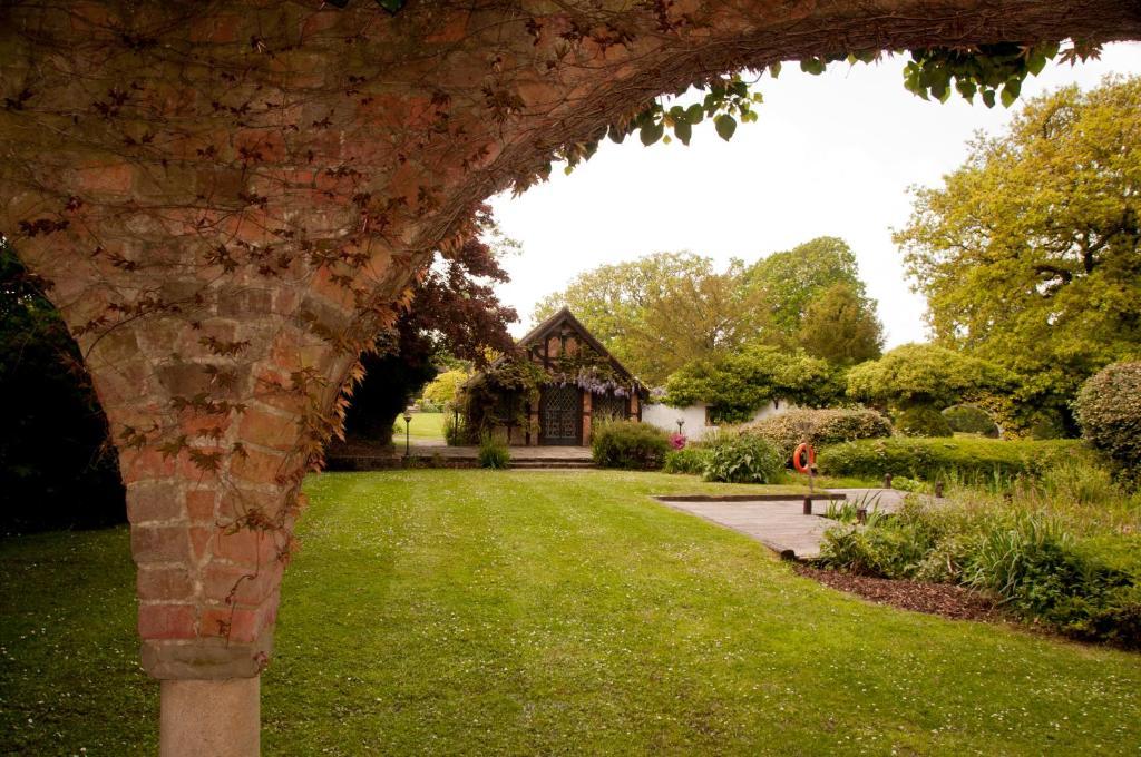 Ghyll Manor Country Hotel Horsham Dış mekan fotoğraf